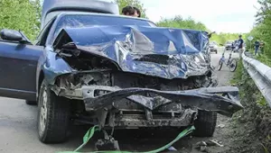 Coche con avería en zona delantera